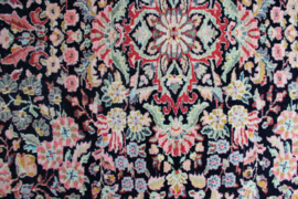 Handgeknoopt Oosters kleed. Vintage Perzisch tapijt met bloemetjes