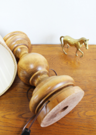 Grote houten vintage tafellamp met crèmekleurige kap. Retro lamp