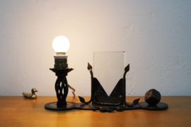 Antiek tafellampje met fotolijst en dobbelsteen. Vintage lampje