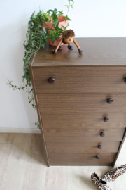 Hoge vintage schoenenkast. Retro ladekast met grote knoppen.