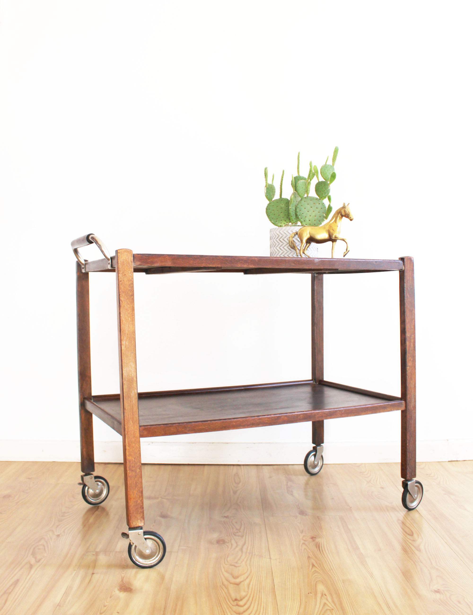 Houten vintage bijzettafel op wielen. Retro design trolley / sidetable