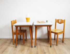 Set houten vintage lessenaars met 2 stoeltjes. Retro Schilte tafels met schoolstoelen