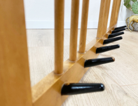 Vintage wandkapstok met zwarte haken. Houten retro kapstok