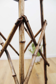 Boho vintage plantentafel. Hoog bamboe tafeltje.