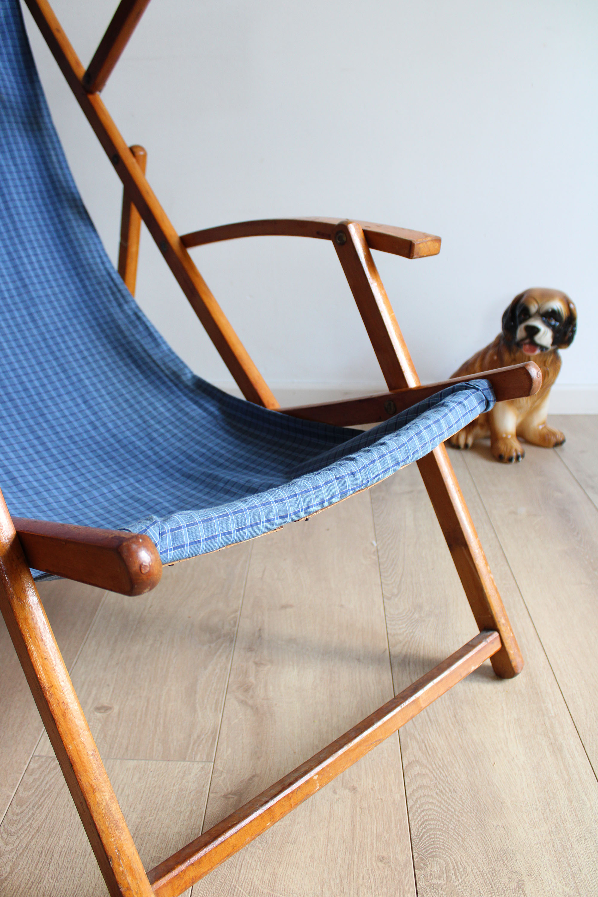 Houten vintage strandstoel met blauwe bekleding. Retro tuinstoel