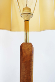 Houten vintage schemerlamp met beige kap. Scandinavische retro vloerlamp