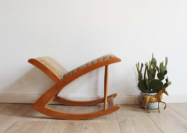 Vintage voetenbankje met beige rib bekleding. Houten retro schommelbankje