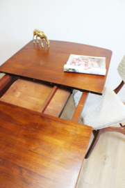 Vintage eettafel met uitschuifbaar blad. Sierlijke houten retro tafel.