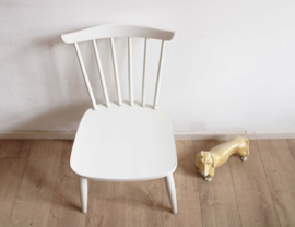 Witte vintage spijlenstoel. Houten retro stoel met Scandinavisch tintje