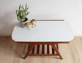 Houten vintage salontafel met formica blad. Retro design tafel/coffee table