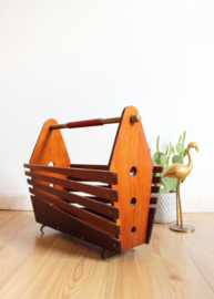 Houten vintage krantenbak. Retro lectuurbak / magazine holder