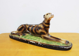 Groot gipsen beeld van een windhond. Vintage honden beeld - Art Deco stijl