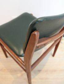 Houten vintage stoel met groen skai leer. Mid Century eetkamerstoel