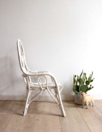 Witte mini fauteuil van rotan. Rieten boho vintage stoeltje voor kids.