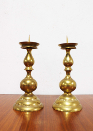 Set goudkleurige vintage kandelaars. Twee messing (?) kaarsen houders