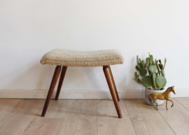 Vintage voetenbank met bruine bekleding. Houten retro kruk/luiwammes