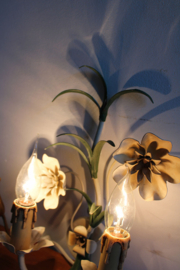 Romantische vintage wandlamp met bloemen. Hollywood regency stijl lamp.