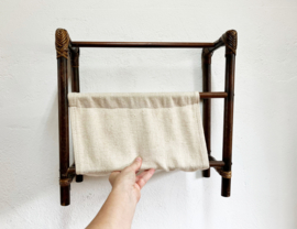 Rotan vintage krantenbak. Rieten retro lectuurbak / magazine holder