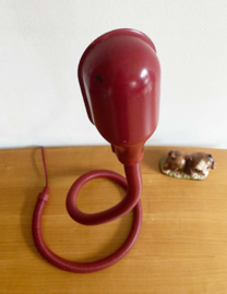 Donker rode retro design lamp in Hebi stijl. Buigbare vintage lamp - rood