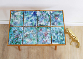 Houten vintage tafeltje met blauwe tegels. Retro plantentafel