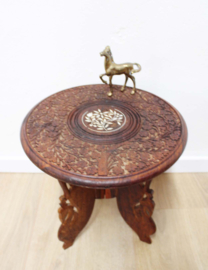 Handgesneden tafeltje uit India. Houten vintage plantentafel