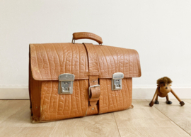 Bruin lederen vintage schooltas. Retro boekentas / aktetas van leer.
