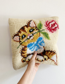 Vintage kussen met poesje. Handgemaakt retro katten kussentje