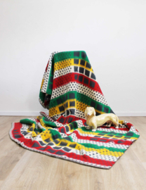 Kleurrijke vintage deken, geel -groen -rood. Retro sprei / plaid
