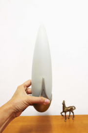 Vintage wandlampje van melkglas. Art Deco stijl lamp met zilveren details