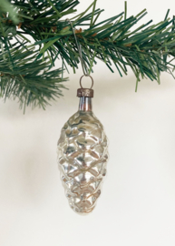 Klein glazen vintage dennenappeltje. Zilveren kerstornament