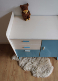 Blauw - witte vintage commode uit de jaren 60. Houten retro kinder kast