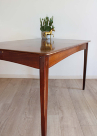 Vintage eettafel met uitschuifbaar blad. Houten retro design tafel.