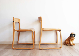 Set van 2 houten vintage design stoelen. Retro Brutalist stoel chair.