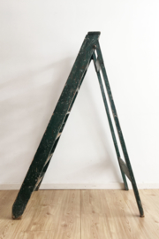 Originele houten vintage trap. Grote groene schilders ladder.