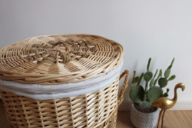 Vintage rotan mand van rotan. Retro rieten mand met deksel.