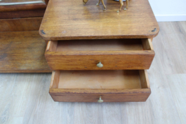 Antieke draaibare passpiegel met ladekastje.  Houten vintage kastje met spiegel