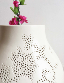 Grote witte Jonsberg vaas met gaatjes patroon. Design Hella Jongerius voor IKEA