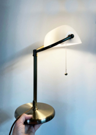 Witte klassieke bankiers/ notarislamp. Goudkleurige bureaulamp