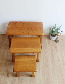 Set van 3 massief houten bijzet tafels. Vintage tafeltjes / mimiset / krukjes