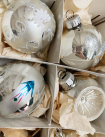 Set van 6 glazen vintage kerstballen. Antieke zilveren kerstversiering.