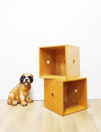 Twee houten vintage kubussen.  Set multifunctionele krukjes / kisten