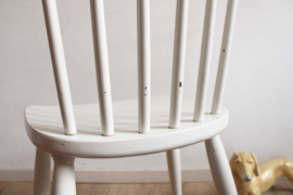 Witte vintage spijlenstoel. Houten retro stoel met Scandinavisch tintje