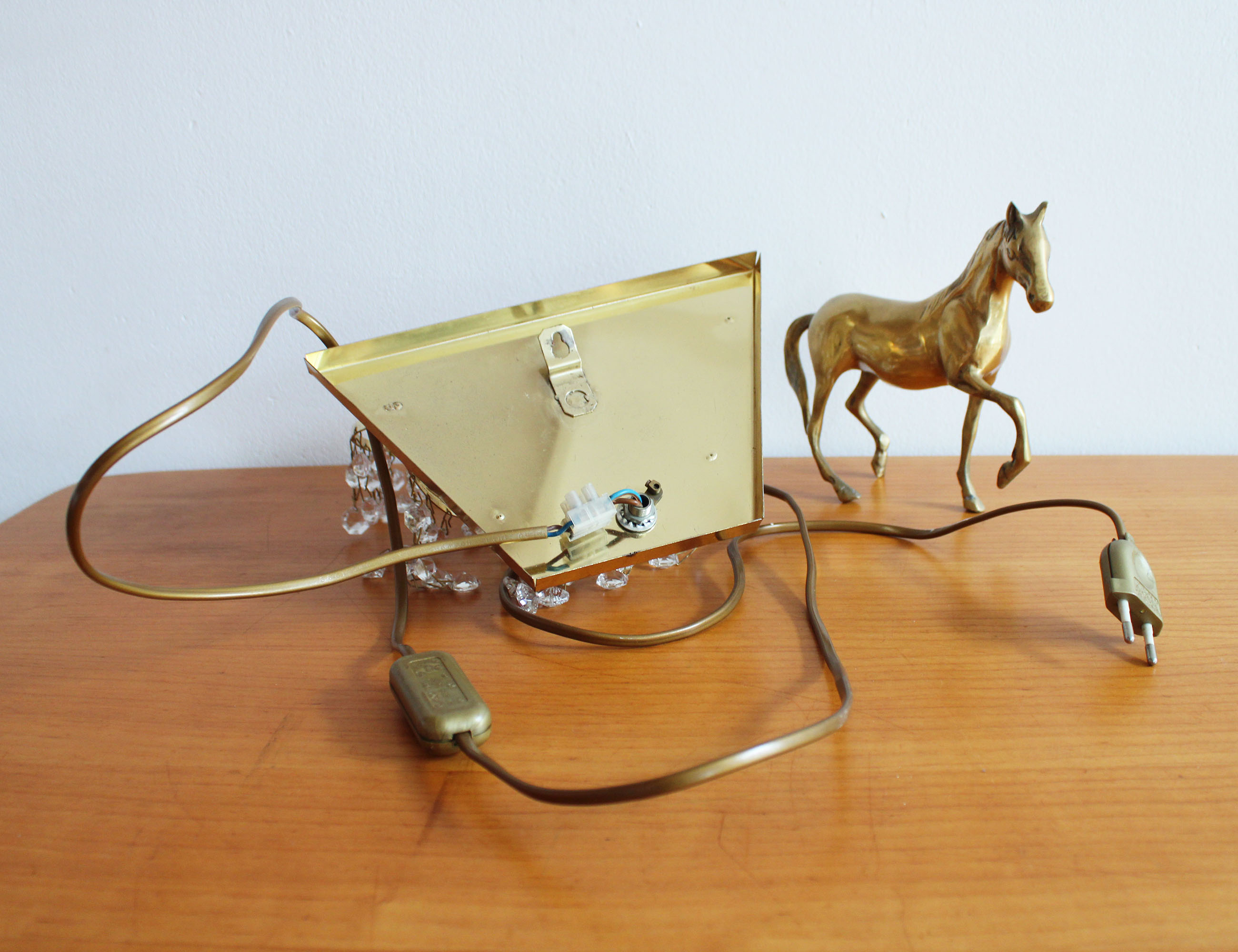 Goudkleurig vintage wandlampje met pegeltjes. Hollywood Regency stijl lamp
