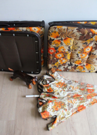 Grote vintage parasol met bloemen. Retro zonnescherm uit de jaren 70.
