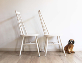 Set witte vintage spijlenstoelen met hoge rug. 2 houten retro keukenstoelen