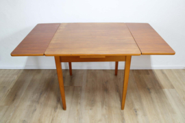 Vintage eettafel met uitschuifbare bladen. Houten Mid Century retro tafel.