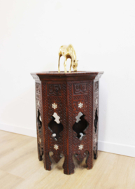 Antieke Oosterse bijzettafel met parelmoer.  Houten vintage tafeltje, Syrië?