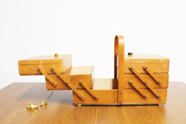 Houten vintage naaikistje. Retro knutsel kist / craft organizer