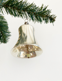Glazen vintage kerstbal - belletje. Antieke zilveren kerstklokje