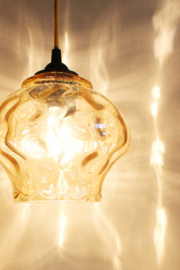 Klein vintage hanglampje van gebobbeld glas. Glazen retro lampje.